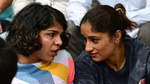 Sakshi Malik और बबीता में छिड़ी जंग, फोगाट ने कहा “साक्षी किताब के चक्कर में ईमान बेच गईं”,