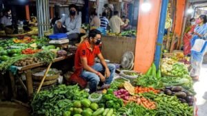 आलू, Tomato, प्याज सब सब्जियों छू रही हैं आसमान, टमाटर की बिक्री में हुई कमी