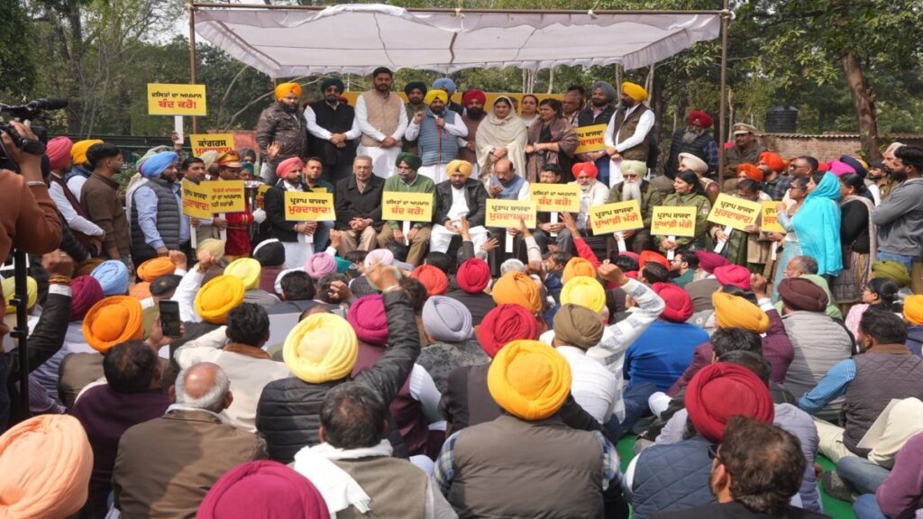 दलित और मेहनतकश का मजाक उड़ाने पर कांग्रेस के खिलाफ बैंड-बाजा लेकर “AAP” का जोरदार प्रदर्शन