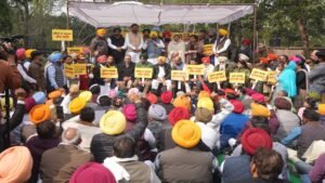 दलित और मेहनतकश का मजाक उड़ाने पर कांग्रेस के खिलाफ बैंड-बाजा लेकर “AAP” का जोरदार प्रदर्शन