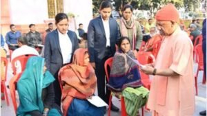 होली पर गोरखनाथ मंदिर में CM योगी का जनता दर्शन, इलाज के लिए आर्थिक मदद का भरोसा