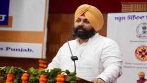 Punjab  के स्कूलों में ऑनलाइन ट्रैकर सिस्टम शुरू: बच्चों की गैरहाजिरी पर पेरेंट्स को आएगा मैसेज, शिक्षा मंत्री ने समर्थ प्रोजेक्ट किया लॉन्च