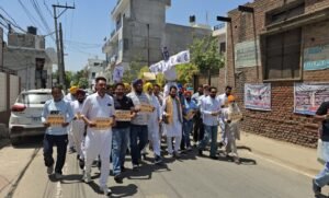 डेराबस्सी बस स्टैंड पर AAP का प्रदर्शन:“पंजाब के गद्दार मुर्दाबाद” के नारे लगाए, MLA रंधावा बोले- नेताओं ने निजी स्वार्थ में बदली पार्टी