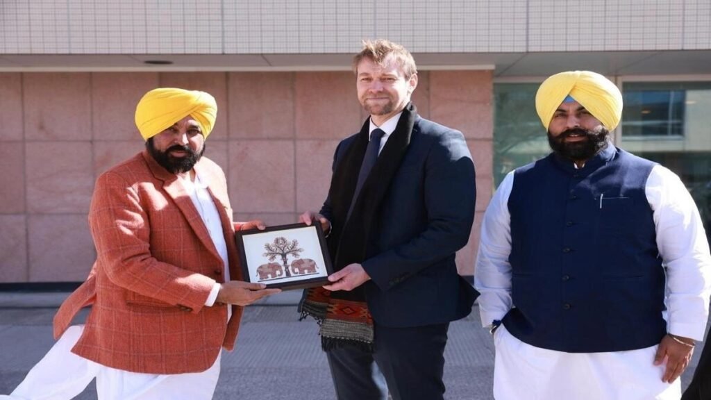 Punjab News: भगवंत मान सरकार द्वारा पाठ्य पुस्तकों के वितरण में एकाधिकार समाप्त; निजी स्कूलों के विद्यार्थियों को बोर्ड द्वारा सीधे तौर पर की जाएगी किताबों की सप्लाई : हरजोत सिंह बैंस