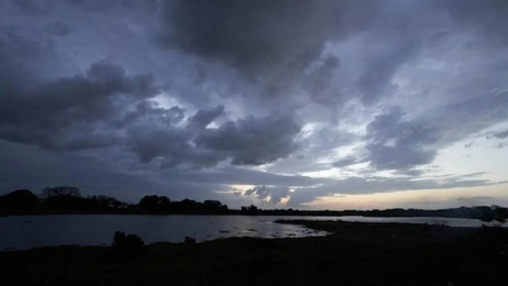 कड़कती गर्मी से राहत! बारिश और तेज हवाओं से तापमान 6 डिग्री गिरा, पंजाब में ऑरेंज अलर्ट