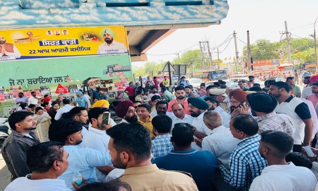 मोहाली में AAP ने राघव चड्ढा का पुतला फूंका:पार्टी छोड़ बीजेपी में शामिल होने सात सांसदों के विरोध प्रदर्शन, गद्दारी करने का आरोप