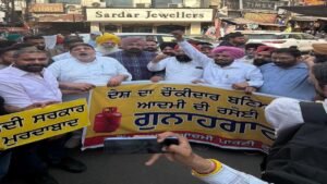‘AAP’ के ‘ट्रेड विंग’ ने गैस सिलेंडर की कीमतों में बढ़ोतरी के खिलाफ घंटा घर पर विरोध प्रदर्शन किया
