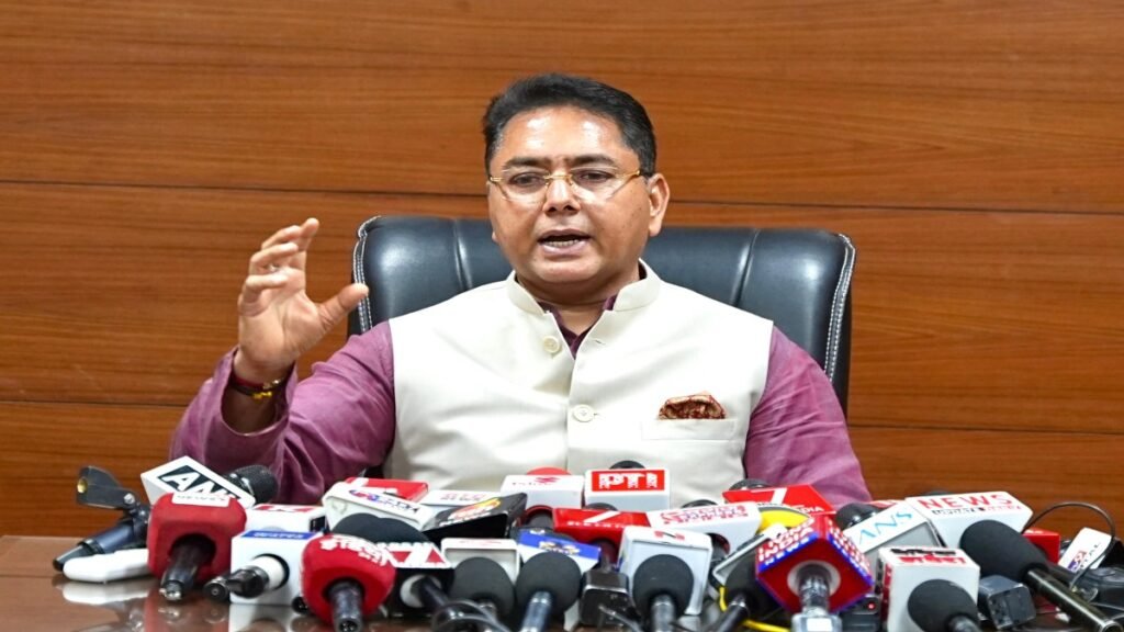 भाजपा ने पश्चिम बंगाल में वोट चुराए, अब तेल की कीमतें बढ़ाकर लोगों को लूट रही है: अमन अरोड़ा