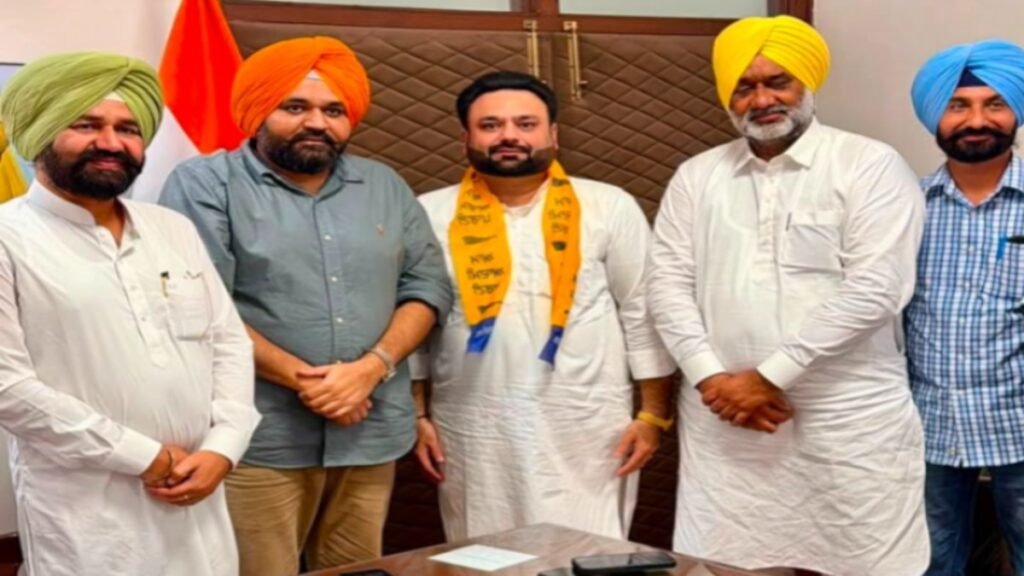 जिला यूथ प्रधान हनीश बंसल अपने समर्थकों के साथ आम आदमी पार्टी में शामिल