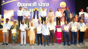 योग्यता के आधार पर सरकारी नौकरियां, CM भगवंत मान ने नियमित कर्मचारियों को सौंपे नियुक्ति पत्र