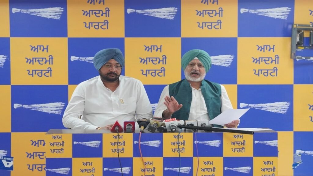 अमृतसर में कांग्रेस कार्यकर्ताओं ने मुख्यमंत्री की तीर्थ यात्रा बस पर किया हमला