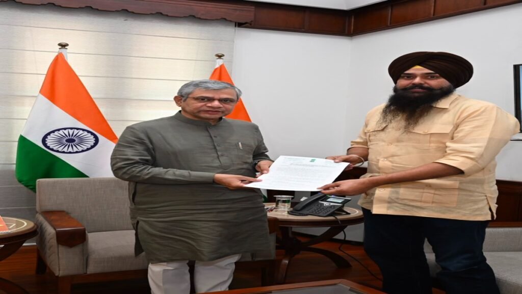 आप सांसद मालविंदर कंग ने केंद्रीय रेल मंत्री से की मुलाकात, पंजाब के रेलवे इंफ्रास्ट्रक्चर के लिए सौंपे तीन ज्ञापन