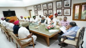 आप विधायक  कुलदीप सिंह धालीवाल ने राज्यपाल से की मुलाकात, अजनाला को बाढ़ से बचाने के लिए उज नदी पर डैम बनाने की मांग की