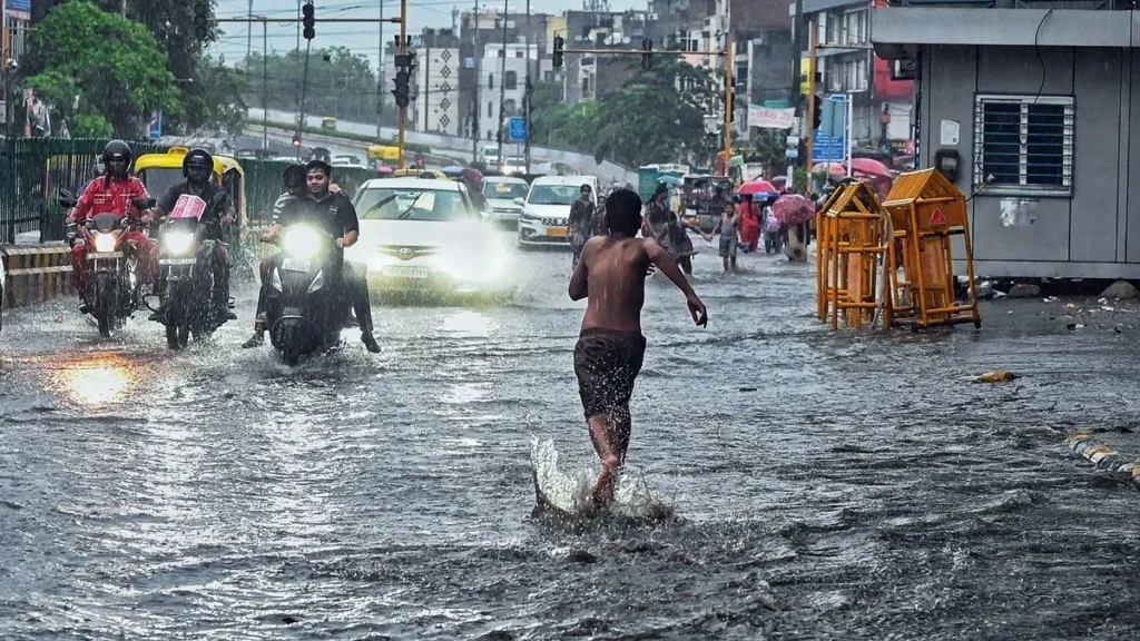 देशभर में बारिश का कहर, 19 राज्यों में IMD का अलर्ट; दिल्ली-UP से लेकर हिमाचल और Northeast तक मौसम रहेगा सक्रिय