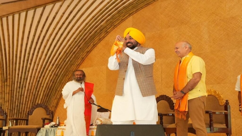 CM भगवंत सिंह मान ने अरविंद केजरीवाल और मनीष सिसोदिया के साथ श्री श्री रविशंकर जी का आशीर्वाद लिया
