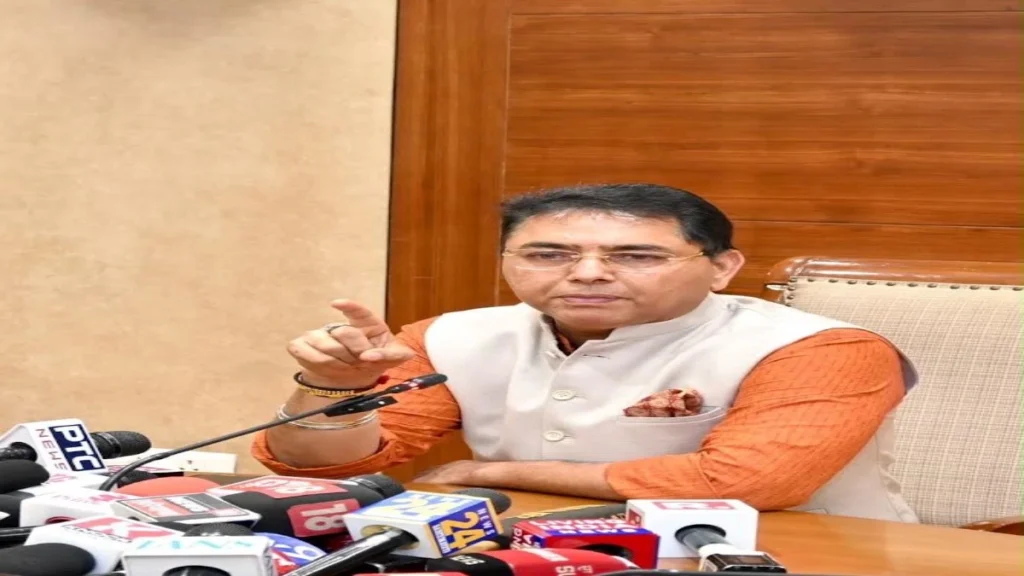 पंजाब सरकार गैंगस्टरों को पंजाब या विदेश में बैठकर अवैध कारोबार नहीं चलाने देगी: अमन अरोड़ा