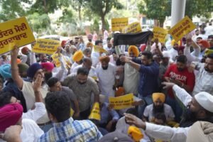 चुनावों से पहले ईडी के छापों के विरुद्ध ‘आप’ नेताओं और कार्यकर्ताओं का प्रदर्शन, ईडी की टीम का घेराव करके बीजेपी की केंद्र सरकार के खिलाफ की नारेबाजी