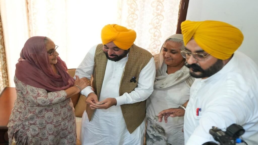 CM भगवंत सिंह मान ने धूरी से घर-घर जाकर शुरू की चुनाव प्रचार की मुहिम, ‘मान दा मुनाफ़ा’ को प्रचार का बनाया केंद्र