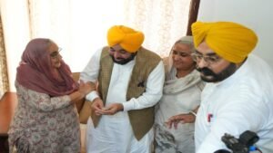 CM भगवंत सिंह मान ने धूरी से घर-घर जाकर शुरू की चुनाव प्रचार की मुहिम, ‘मान दा मुनाफ़ा’ को प्रचार का बनाया केंद्र