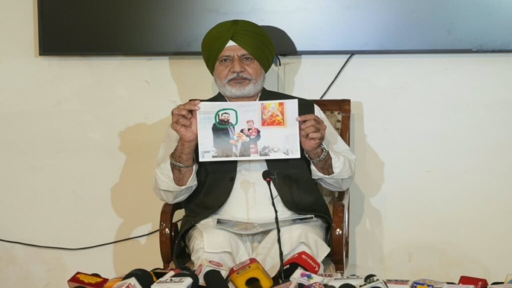 आप का अकालियों पर पलटवार, बलतेज पन्नू ने अमरदीप ग्रेवाल की सीनियर भाजपा नेताओं के साथ गुरी चाहल की अकालियों के साथ दिखाईं तस्वीरें