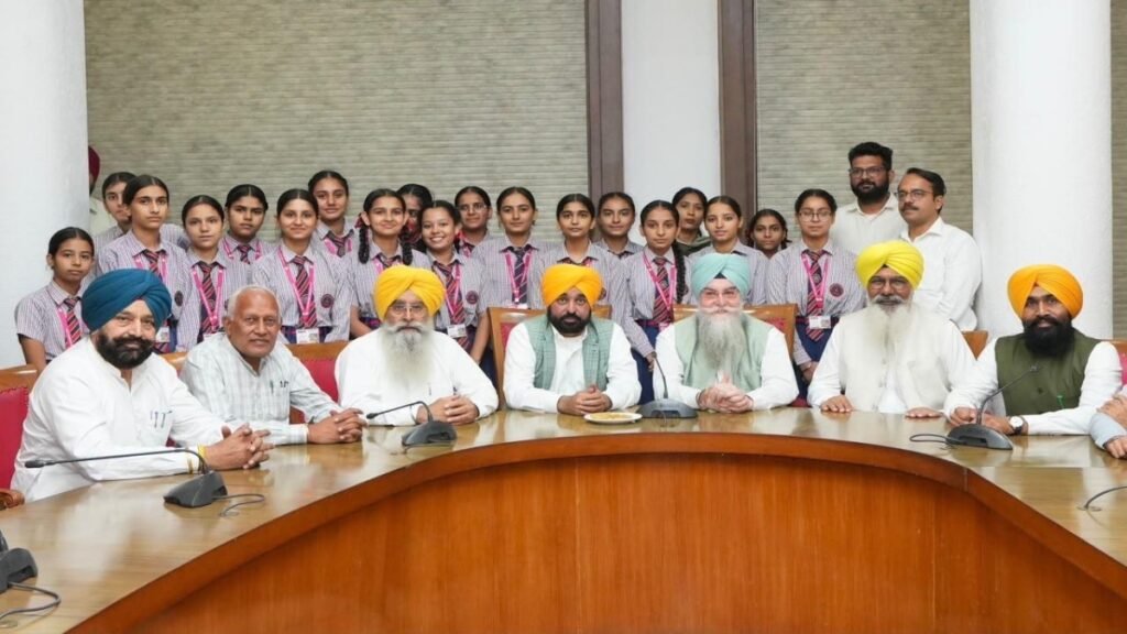 पंजाब विधानसभा ने विद्यार्थियों के लिए खोले द्वार; CM भगवंत सिंह मान ने उन्हें बड़े सपने देखने के लिए किया प्रेरित